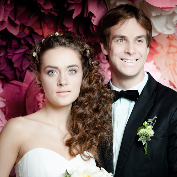 Young couple in wedding gown - Фото, зображення