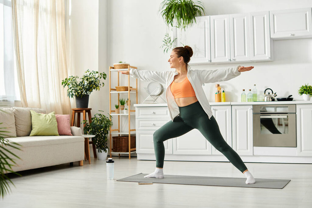 Mujer de mediana edad encuentra paz a través del yoga en su sala de estar. - Foto, imagen