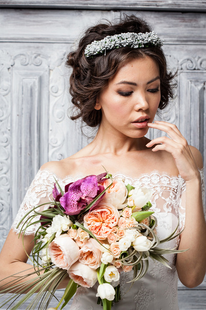 Giovane sposa attraente con fiori - Foto, immagini