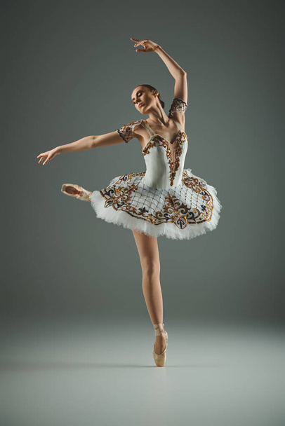 Een jonge, getalenteerde ballerina in een witte tutu en jurk danst sierlijk. - Foto, afbeelding