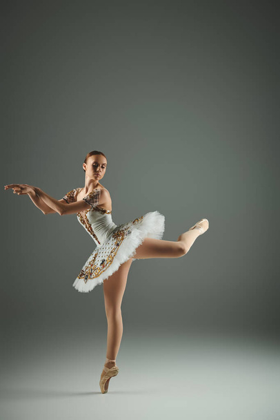 Витончена балерина в білому турі і спідниця танцює елегантно на сцені. - Фото, зображення