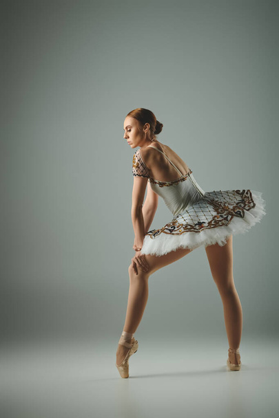Талановиті пози балерини в білій сукні. - Фото, зображення