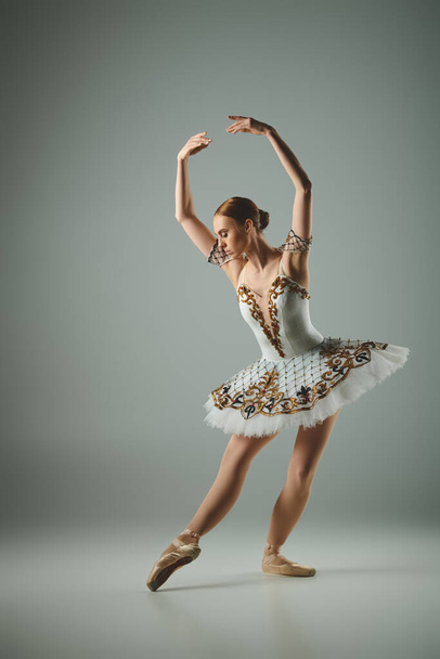Tehetséges balerina fehér tütüben pózol.. - Fotó, kép