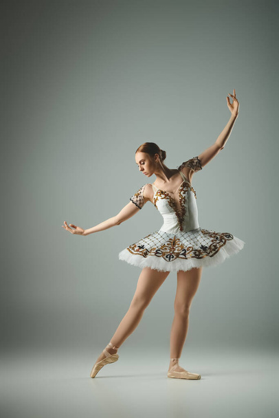 Jeune ballerine en tutu et justaucorps dansant gracieusement en pointe. - Photo, image