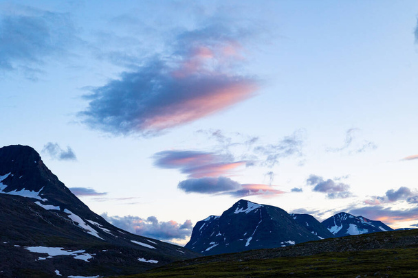 Dramaattinen ilta taivaalla Sarek kansallispuisto, Ruotsi. Pohjois-Euroopan vuoriston erämaan kesämaisema. - Valokuva, kuva
