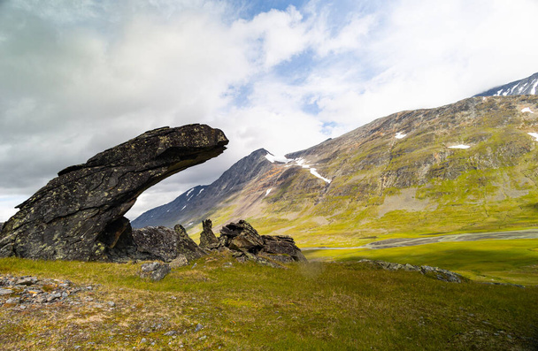 Grande formation rocheuse dans le parc national de Sarek, Suède. Paysage estival de l'Europe du Nord zone sauvage de montagne. - Photo, image