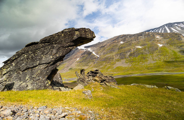 Grote rotsformatie in Sarek National Park, Zweden. Zomer landschap van Noord-Europa berg wildernis gebied. - Foto, afbeelding