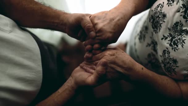 Lähikuva vanhempi pari kädestä osoittaa rakkautta ja huolenpitoa, yhdistynyt elämän välillä iäkäs puoliso ja aviomies näyttää apua ja tukea - Materiaali, video