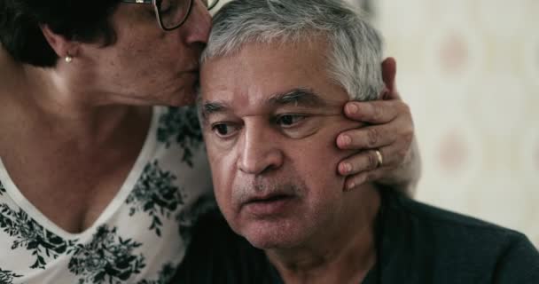 Oudere vrouw troost verwarde oudere man, ouderdom onrust, blanke man verdraagt geestesziekte wanhoop, close-up gezicht. echtgenoot kussen voorhoofd ter ondersteuning - Video