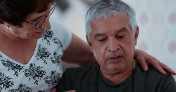 Unterstützende ältere Ehepartner beruhigt gestressten älteren Ehemann, angesichts der Krise im Alter, psychische Krankheit Kampf der kaukasischen älteren Mann vor der Verzweiflung - Filmmaterial, Video