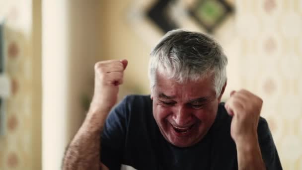 Щасливий старший чоловік радіє позитивним новинам, справжній підйом літніх індивідуальних підйомних рук в несподіваному тріумфі. Літні 70-ті кавказькі святкування SUCCESS - Кадри, відео
