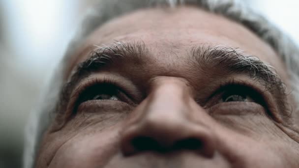 Meditatieve senior man sluit ogen in HOPE en GELOOF tijdens crisis, macro close-up van gerimpelde bejaarde contemplatieve jaren zeventig mannelijke persoon in rustige doordachte spirituele inzicht - Video