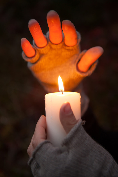 Gebetshände mit Kerze im dunklen Hintergrund - Foto, Bild