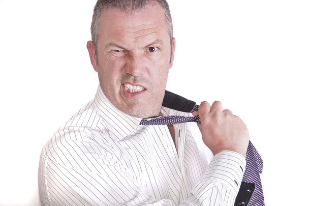 θυμωμένος απογοητευμένοι επιχειρηματίας τόνισε τραβάει τη γραβάτα ενώ m - Φωτογραφία, εικόνα
