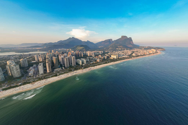 Vista Aérea da Praia da Barra da Tijuca Com Condomínios e Montanhas no Horizonte no Rio de Janeiro, Brasil - Foto, Imagem