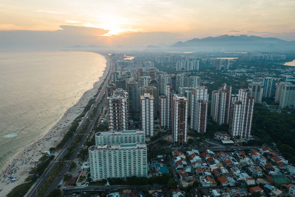 Vista Aérea da Praia da Barra da Tijuca Com Edifícios Altos de Condomínio no Rio de Janeiro, Brasil - Foto, Imagem