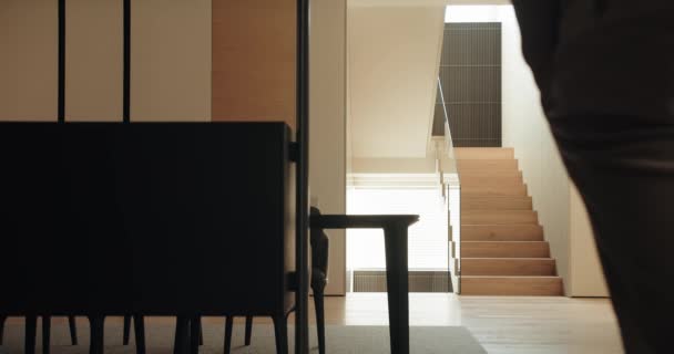Visão traseira no homem descalço subir na escada de madeira na casa moderna. Masculino ir no segundo andar do apartamento contemporâneo - Filmagem, Vídeo