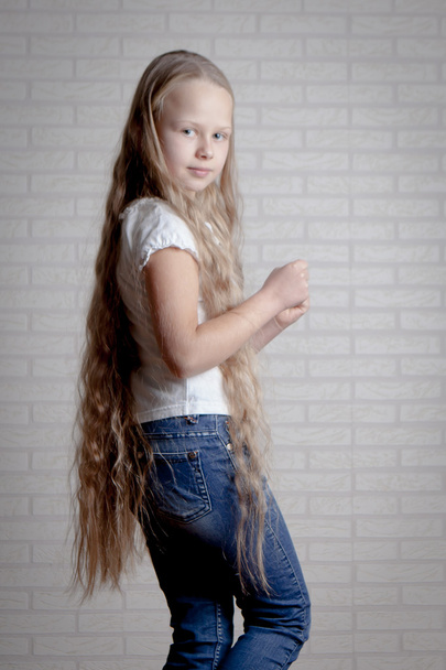 Menina loira bonita com cabelo comprido
 - Foto, Imagem
