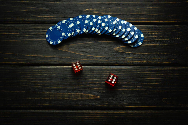 Patatine azzurre su un tavolo scuro d'annata da una combinazione di successo in un gioco di dadi o merde con due sei. Concetto basso chiave di un gioco d'azzardo e gioco popolare. - Foto, immagini