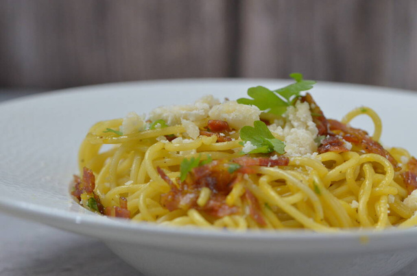 spagetti, hús a lemez - Fotó, kép