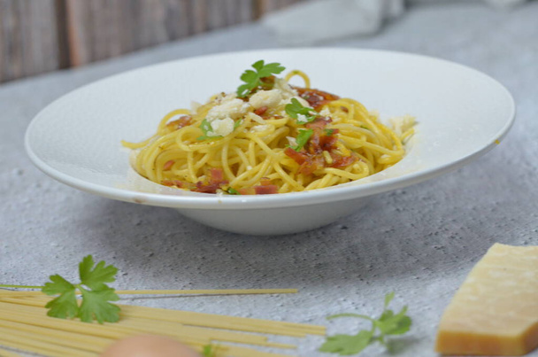 cuisine italienne traditionnelle, spaghetti carbonara avec bacon et oeuf et parmesan - Photo, image