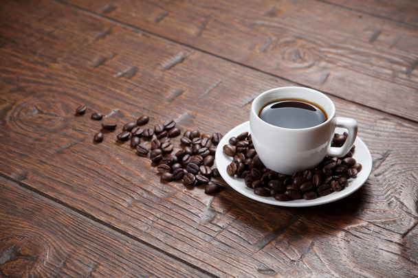 tasse à café et soucoupe sur table en bois - Photo, image