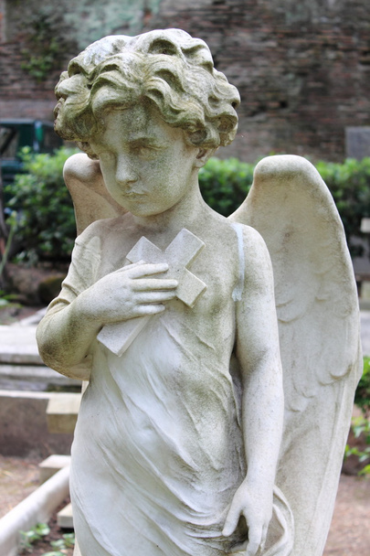 angyal szobor a kereszt - Fotó, kép