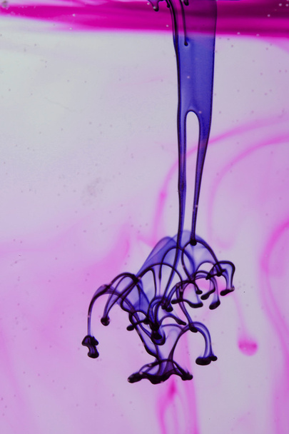 Sininen ja violetti neste vedessä tehdä abstrakteja muotoja
  - Valokuva, kuva