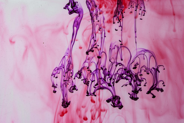 niebieskie i fioletowe cieczy w wodzie Dokonywanie abstrakcyjne formy  - Zdjęcie, obraz