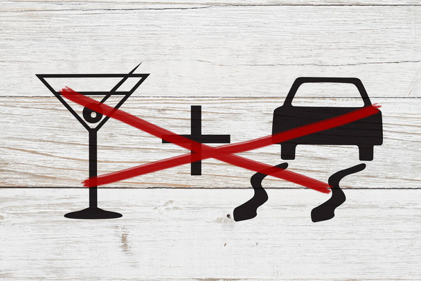  Nepijte a řídit zprávu s pitím a ikona autonehody na ošlehaném dřevě - Fotografie, Obrázek