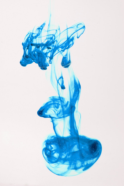 Líquido azul y violeta en agua haciendo formas abstractas
  - Foto, imagen