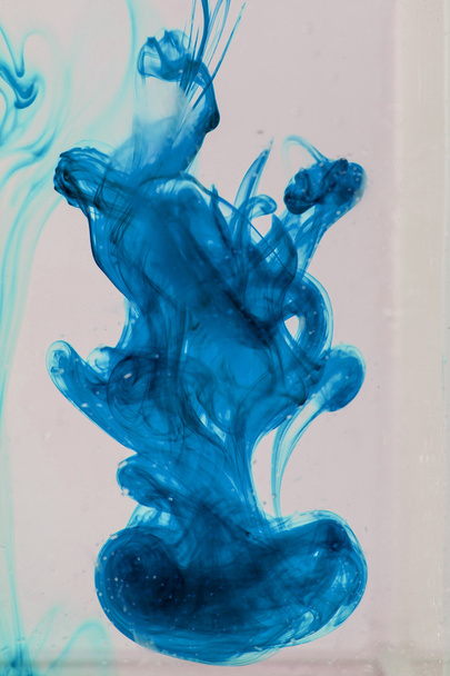 Líquido azul y violeta en agua haciendo formas abstractas
  - Foto, Imagen