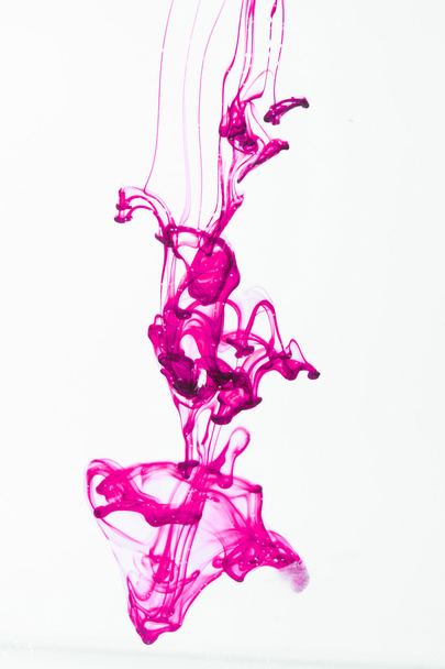 niebieskie i fioletowe cieczy w wodzie Dokonywanie abstrakcyjne formy  - Zdjęcie, obraz