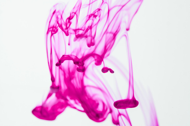 Синяя и фиолетовая жидкости в воде, образующие абстрактные формы
  - Фото, изображение