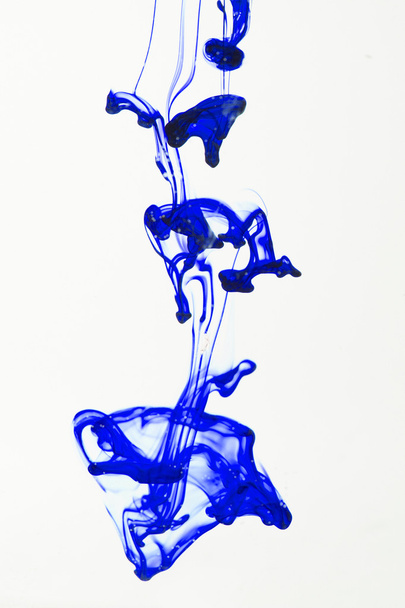 Líquido azul e violeta em água fazendo formas abstratas
  - Foto, Imagem