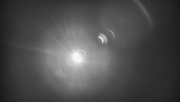 Eclipse solar total, sol coberto pela lua no céu. - Foto, Imagem