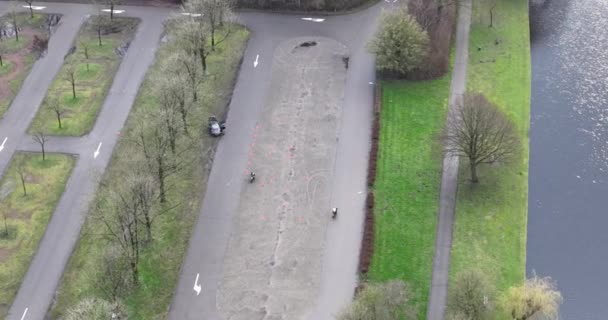 Drohnenblick auf Motorradkurs, Übungsplatz auf leerem Parkplatz. - Filmmaterial, Video