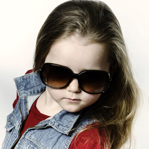 Cute little girl posing in mother's sunglasses, childhood concep - Fotoğraf, Görsel