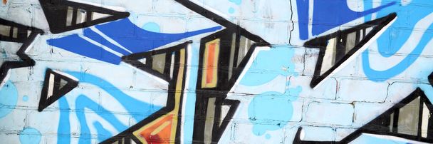 Színes háttér graffiti festészet műalkotások fényes aeroszol körvonalak a falon. Régi utcai műalkotás aeroszolos festékszóróval. Kortárs ifjúsági kultúra háttere - Fotó, kép