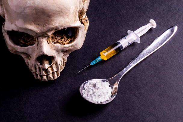 Skulle, Siringa e droghe su un cucchiaio
 - Foto, immagini