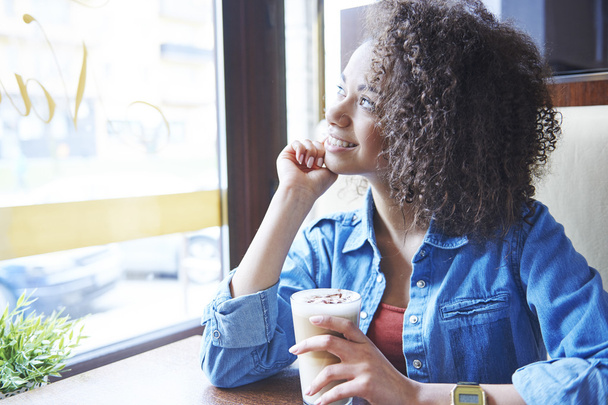 Giovane donna che si rilassa al caffè
 - Foto, immagini