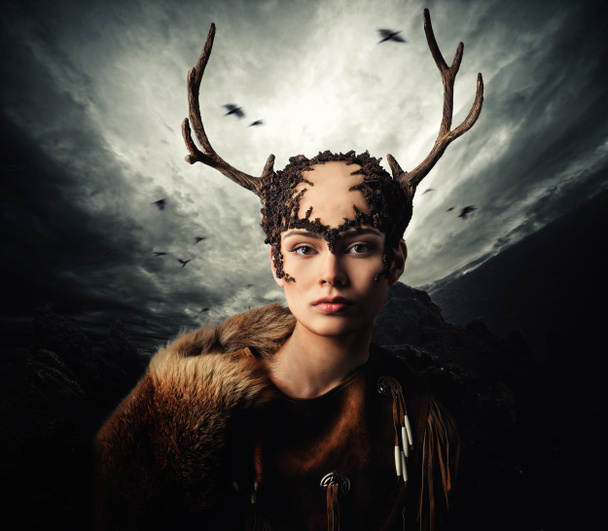 Žena šamana v rituální oděv přes dramatické Quinault  - Fotografie, Obrázek