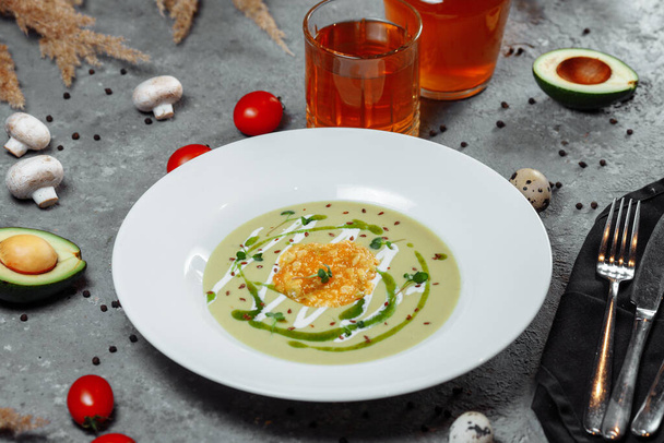 Soupe d'épinards avec croûtons dans un bol blanc. Photo de haute qualité - Photo, image