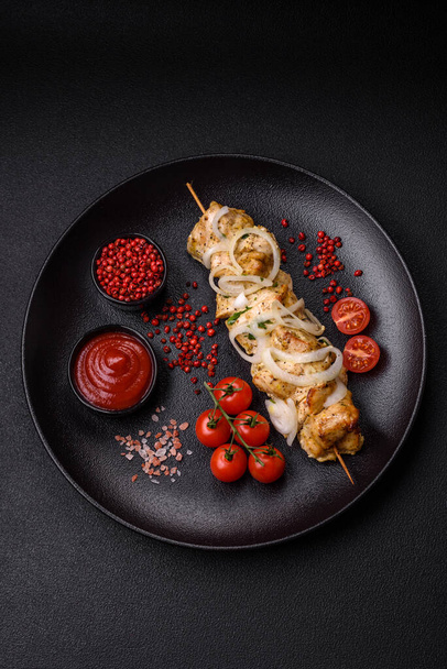 Köstlicher frischer Hühnerfleischspieß mit Salz, Gewürzen und Kräutern auf dunklem Betongrund - Foto, Bild