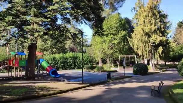 Беневенто, Кампанія, Італія 15 лютого 2024 року: Вілла Комунале уздовж Віале дель Атлантічі побудована в 1880 році як ботанічний сад - Кадри, відео