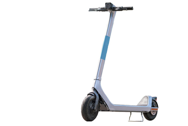 Серый и синий электрический скутер из композитного материала припаркован на белой поверхности, демонстрируя его спортивный дизайн и гладкие колеса - Фото, изображение
