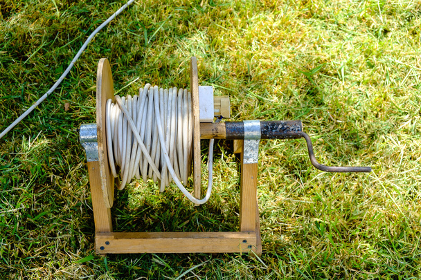 Starý elektrický kabel prodloužení na zelené trávě v parku - Fotografie, Obrázek