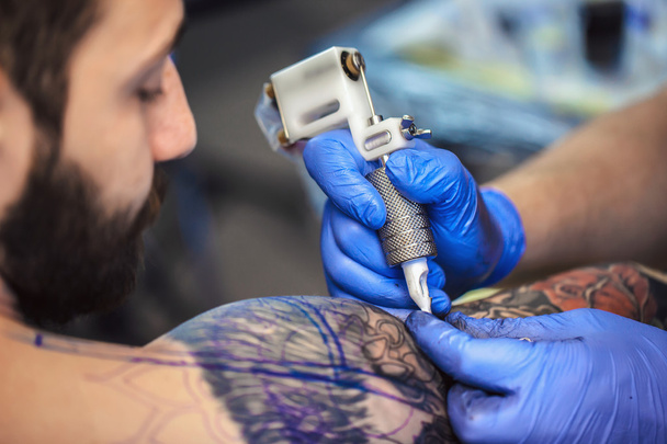 Tattooist makes a tattoo - Foto, Imagen