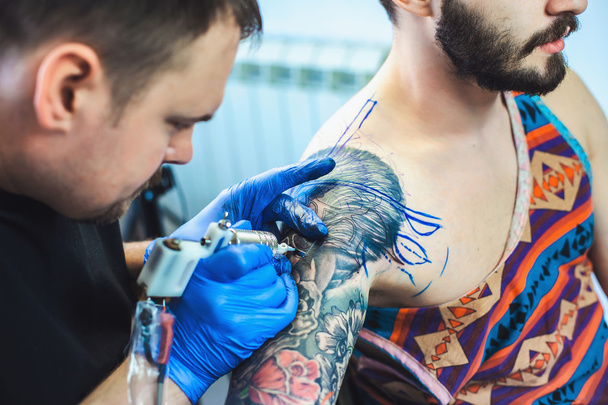 Tattooist makes a tattoo - Foto, Imagem