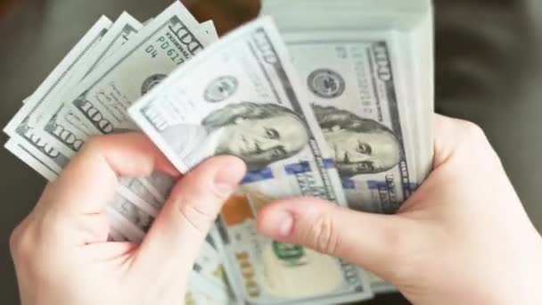 Kaukázusi kezek számolás egy halom száz dolláros bankjegyek, közelkép szelektív fókusz és lassított felvétel - Felvétel, videó